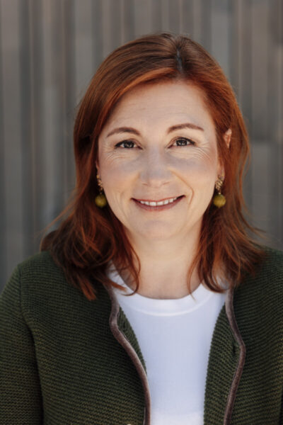 Das Foto zeigt Carola Grimminger, die Bürgermeisterkandidatin der Grünen Neubiberg für die Kommunalwahl 2026